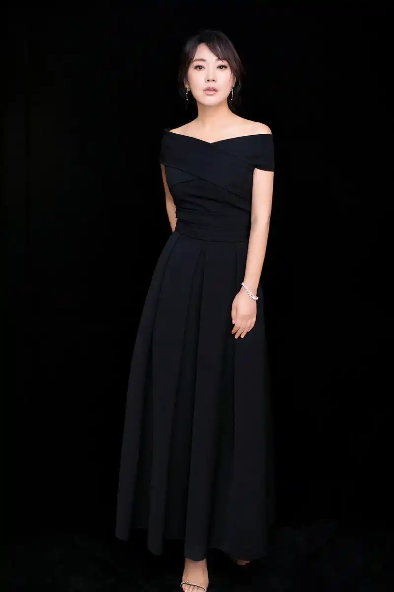 闫妮2018年的首次亮相,便是与姮好简际酵素清洁片牵手,三亚的约会很