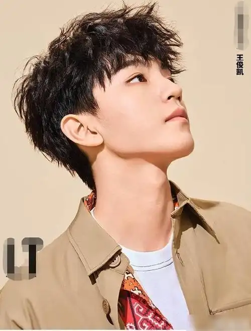 王俊凯久违拍大片羊毛卷造型好特别已成tfboys门面担当