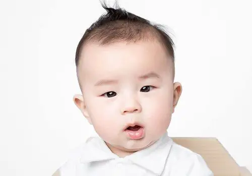 一岁男宝宝剃个锅盖头呆萌极了 头发少男幼童最适合三面光短发_发型