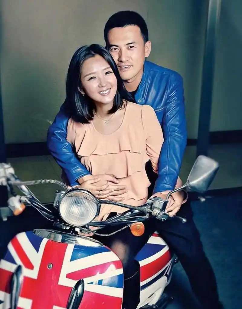 释小龙何洁分手11年后,一个身家过亿,一个捉襟见肘