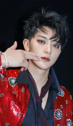 黄子韬:打不倒我的,终将使我强大_网友