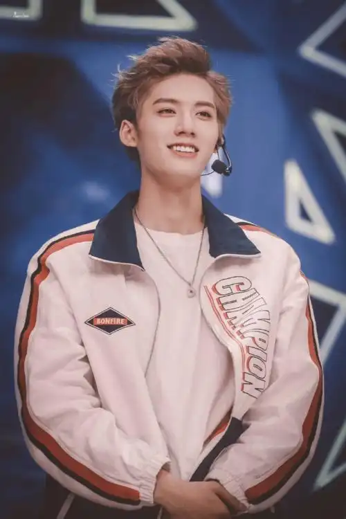 《我凭本事单身》:透视甜宠剧的现实议题和功能属性_邓超元