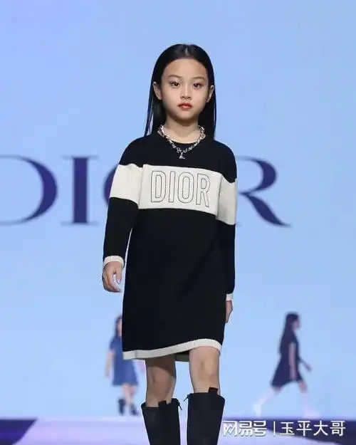 大双眼皮加瓜子脸成老妈翻版|甜馨|拼色|碎花|卫衣|娃娃领_网易订阅