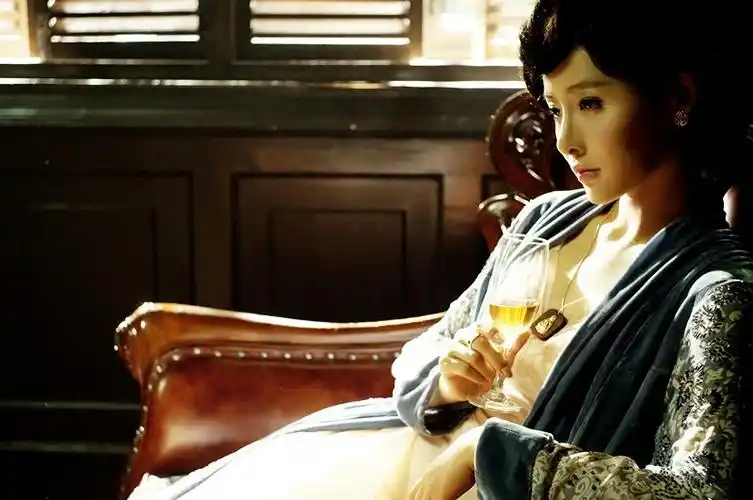 贾青劫中劫杀青曝花样年华唯美剧照