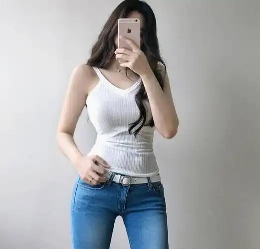 紧身牛仔裤美女搭配出与众不同的紧致身材展现曲线美丽