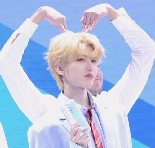 明星的错位图,蔡徐坤被比心,奖杯变人形,看到最后:这得澄清一下!