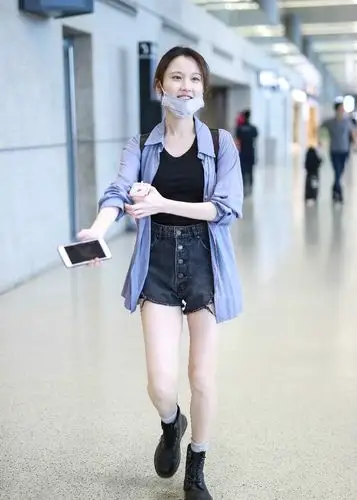 张慧雯穿蓝衬衫搭配牛仔短裤现身机场,摘下口罩素颜出镜面带微笑