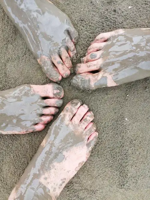 走过泥沙滩,还分得清谁的脚吗?