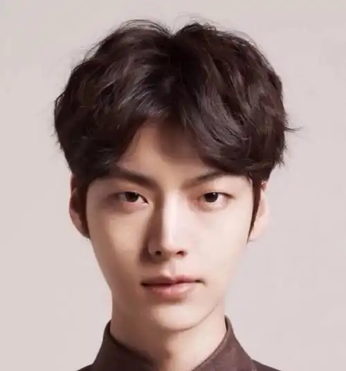 想交女朋友的男生劝你留这款安宰贤中分微卷发型