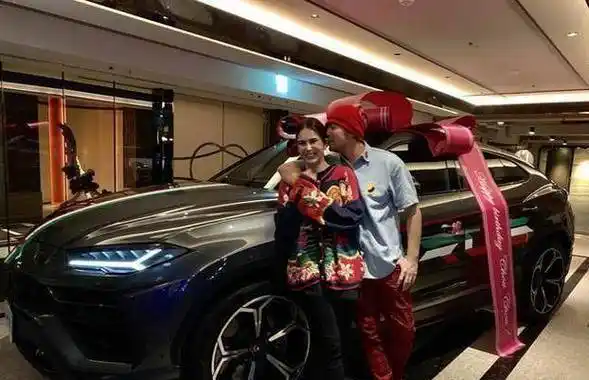 周董会带着昆凌去看篮球赛,和自己的偶像库里见面.