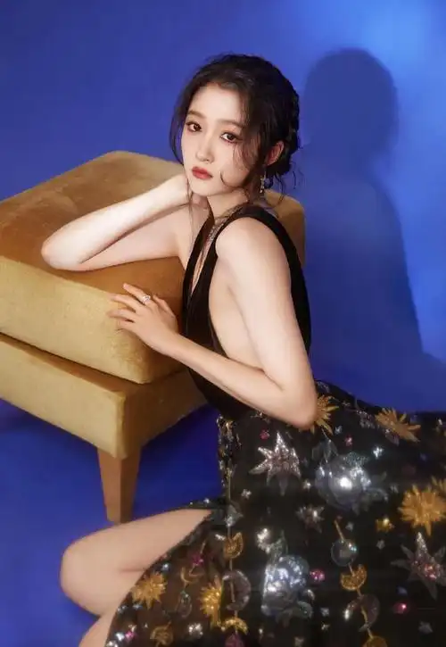 关晓彤碎花深v连衣裙写真|深v_网易订阅