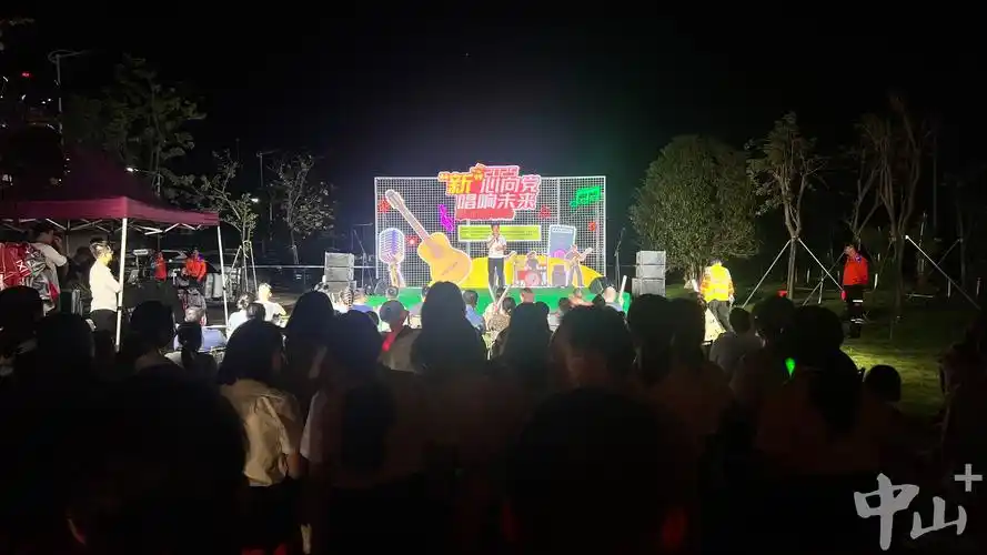 这方被绿意环抱的舞台,成为党群连心,奋进"百千万工程"的鲜活实践