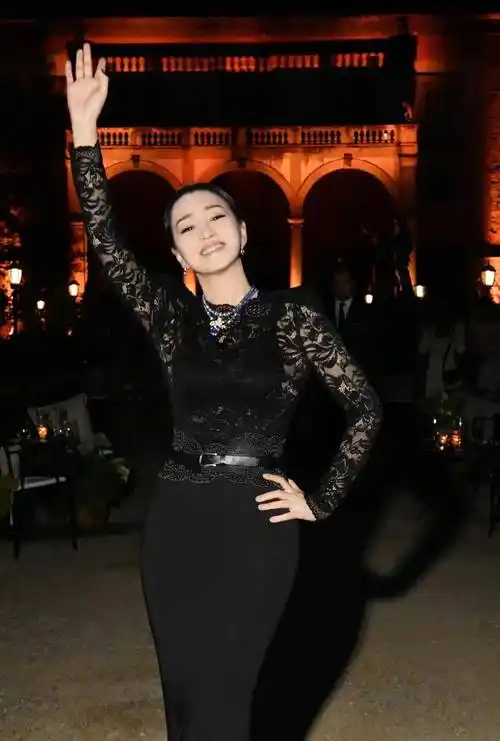 巩俐越老越有韵味,穿黑色蕾丝连衣裙秀出魔鬼曲线,自信模样真美_时尚