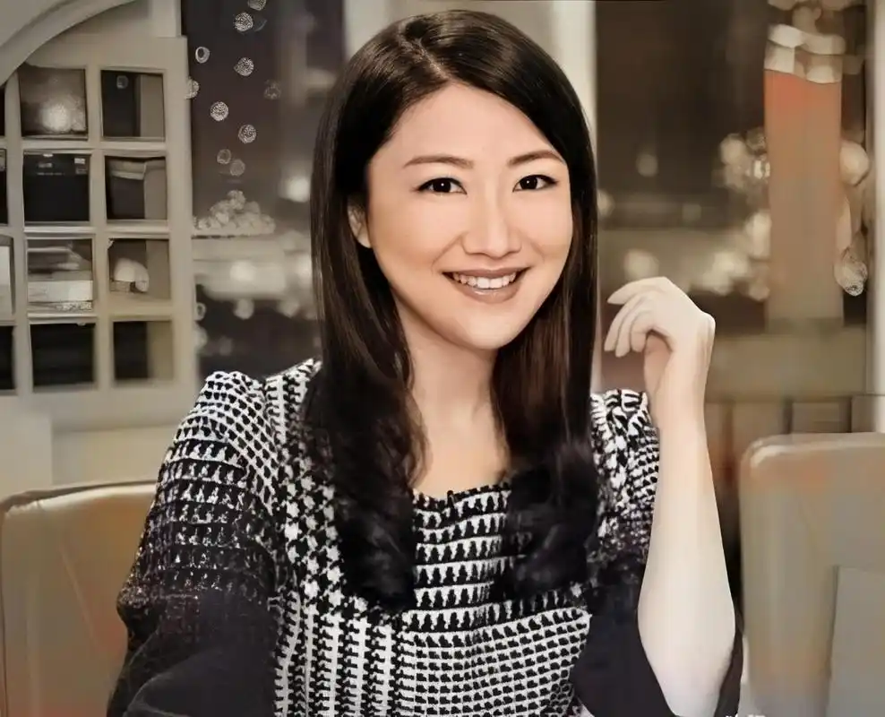 2007年,34岁的美女主持人杨蕾嫁给了土豆网总统王微.