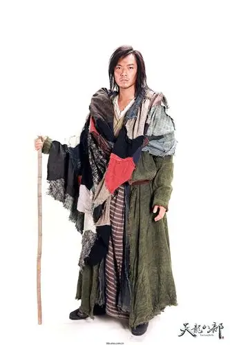 钟汉良版的乔峰给人感觉瘦弱没有一点儿大侠范儿,再加上这一身补丁股