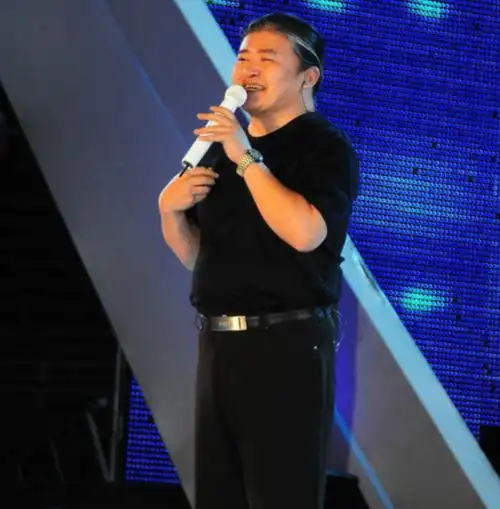 谁说闪婚即闪离?刘欢25岁娶认识9天的女孩,与普通妻子恩爱33年