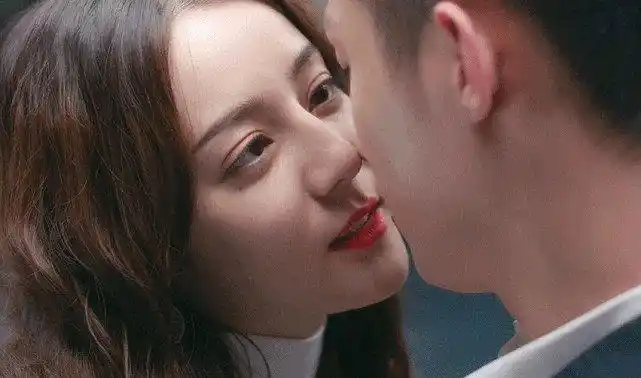 28岁热巴和20岁吴磊拍吻戏看到片花后网友年纪对比太大