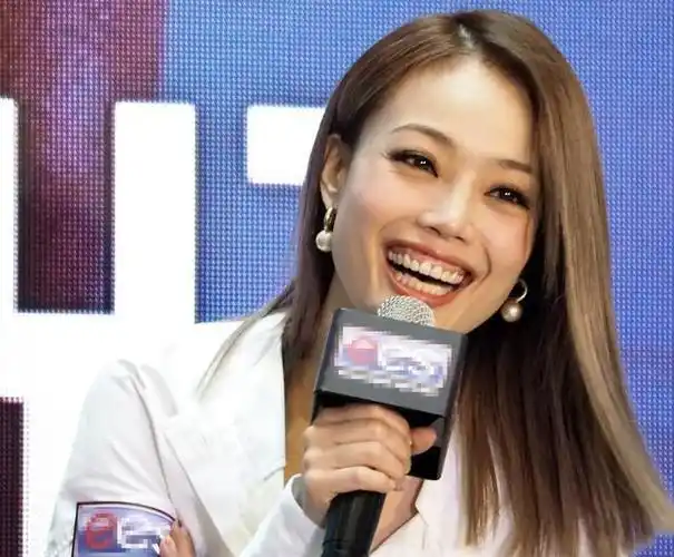 在一场激烈的比赛后,"天后"容祖儿凭借出色的表现赢得了冠军,为这场