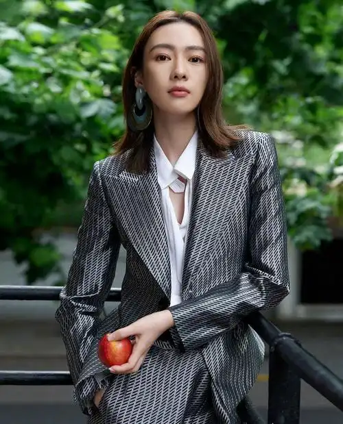 张梓琳1米8穿短裤好吸睛但童瑶简约穿搭也不输气质不相上下