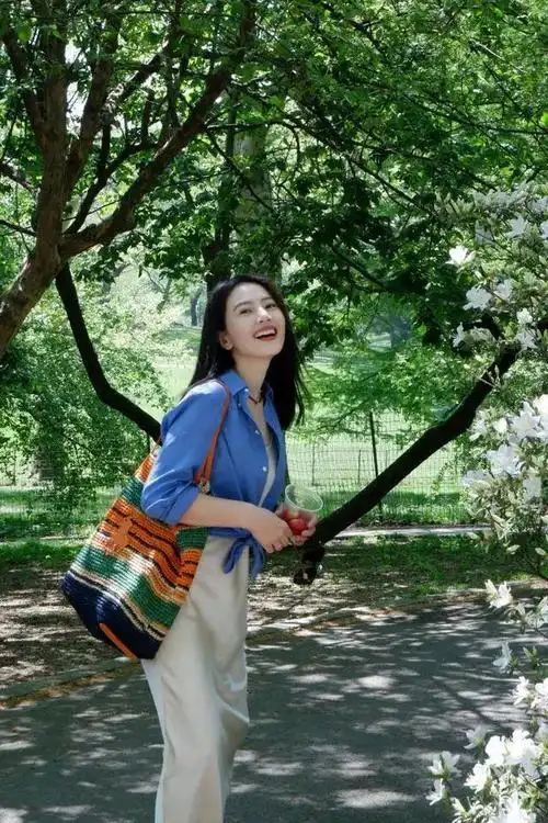 高圆圆最新美照来袭,44岁状态超好,在森林里宛如明媚少女