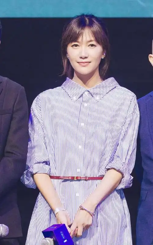 徐静蕾穿紫色衬衫裙出席活动,在腰上围条腰带时尚感都升了好几度