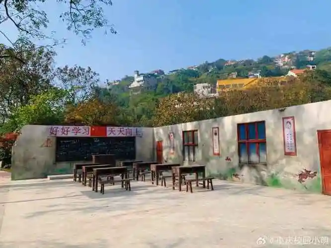 重庆市第十中学校创办于1927年,原名巴县女子中学,1951年更名为重庆市