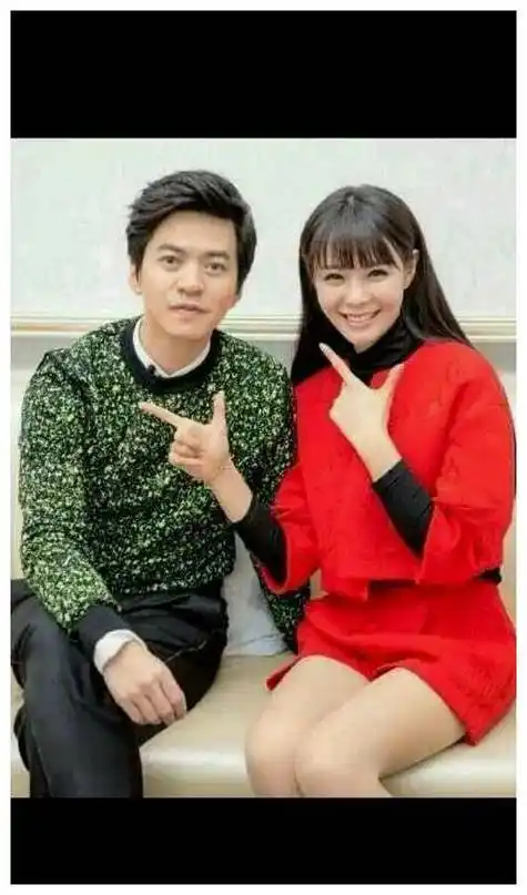 49岁李健首次与妻子孟小蓓高清正脸曝光,笑容灿烂,高调秀恩爱.