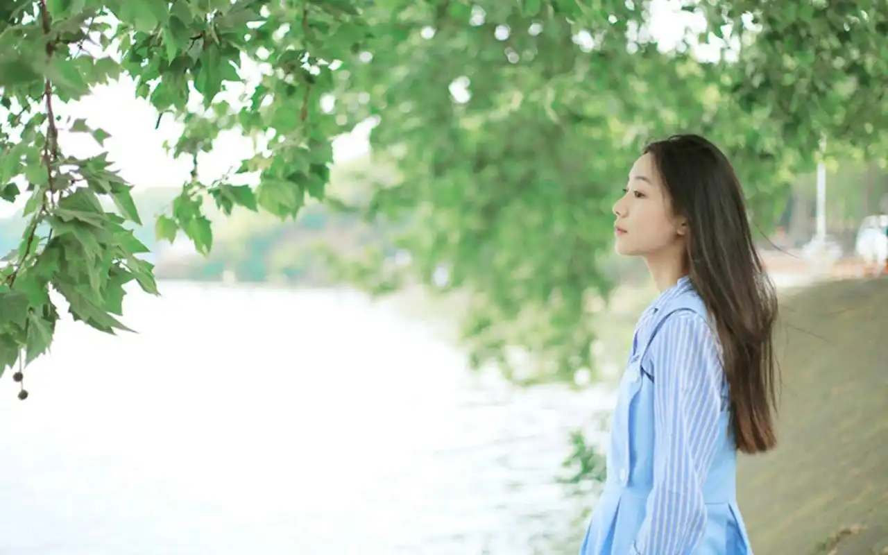 素颜美女清纯迷人户外写真图片桌面壁纸