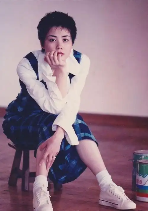 王菲的气质也没驾驭这造型,一身低调的暗色装配红镜框,真个性