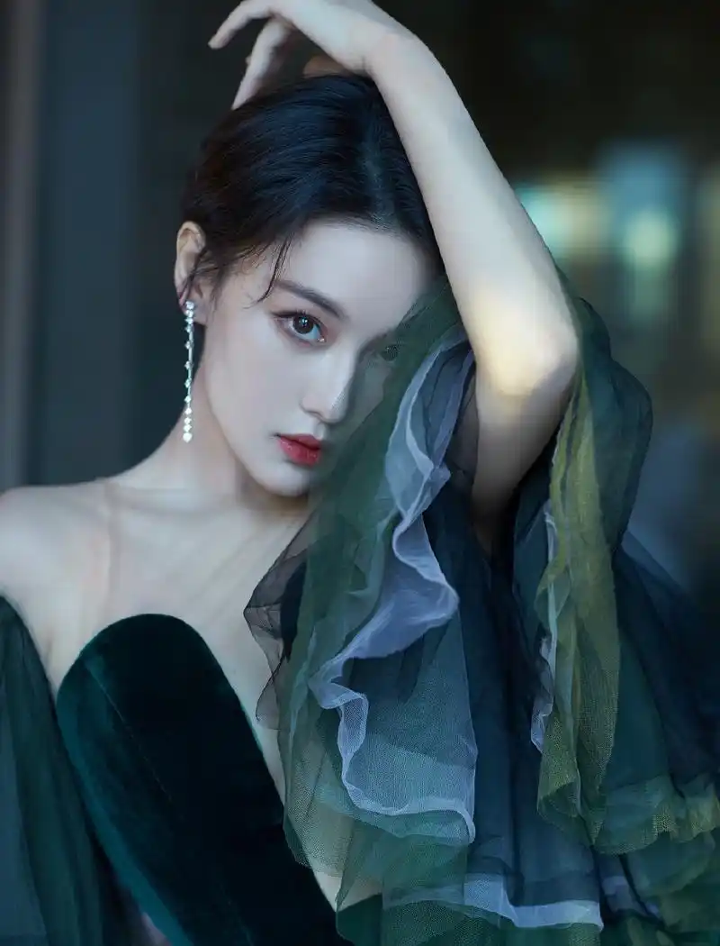 简介:张馨予墨绿色丝绒长裙性感写真图片,分享一组张馨予图片给大家