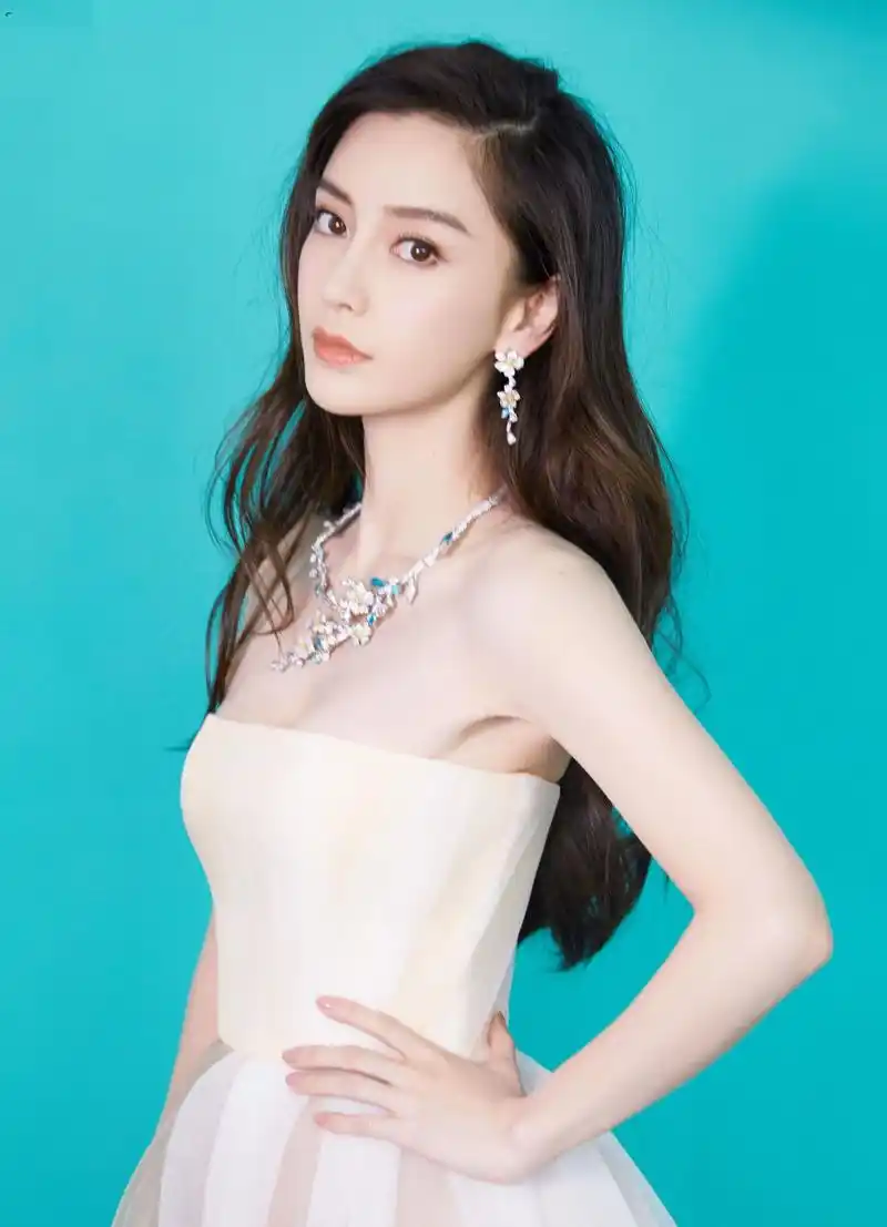 杨颖穿粉色薄纱抹胸长裙惊艳亮相红毯,优雅灵动,仙气十足.