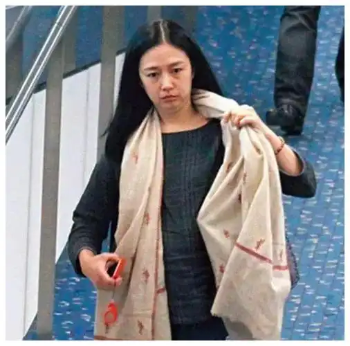 刘德华老婆带女儿逛商场53岁朱丽倩状态成迷和刘德华差太多