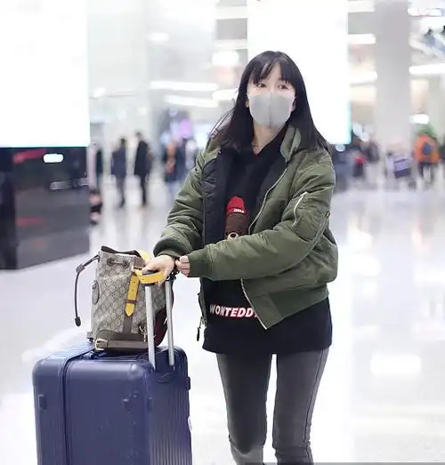 娄艺潇发福了?身着军绿色外搭现身,牛仔裤差点没装下双腿,尴尬