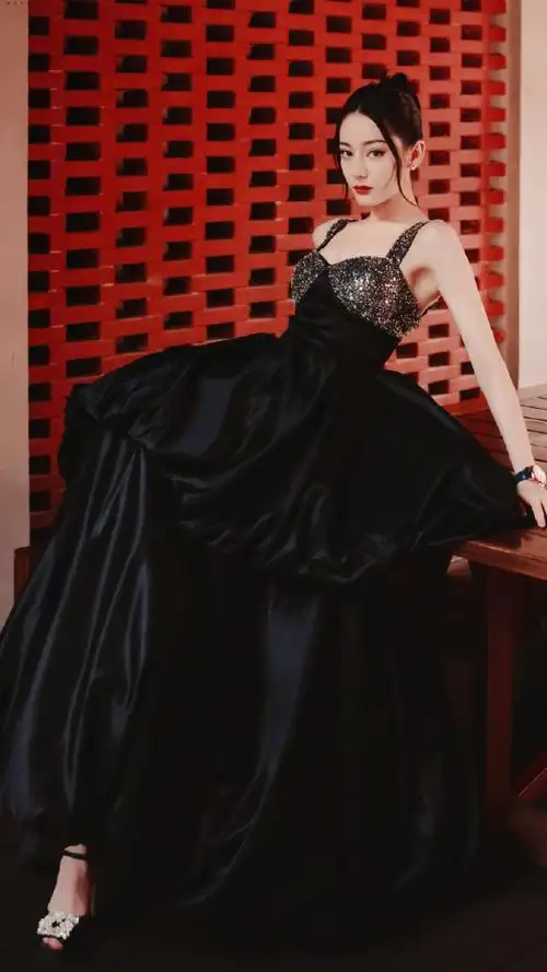 迪丽热巴黑色镶钻礼服写真##迪丽热巴把刘海梳上去了