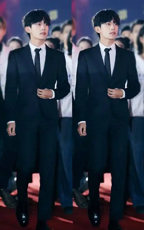 原创易烊千玺写真照曝光穿衬衫配绿色针织衫清新活力似大学校草