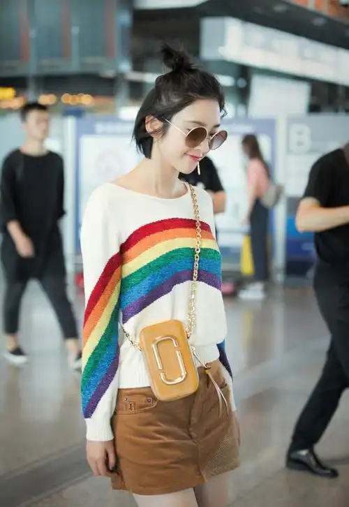 唐艺昕机场街拍图片化身彩虹少女