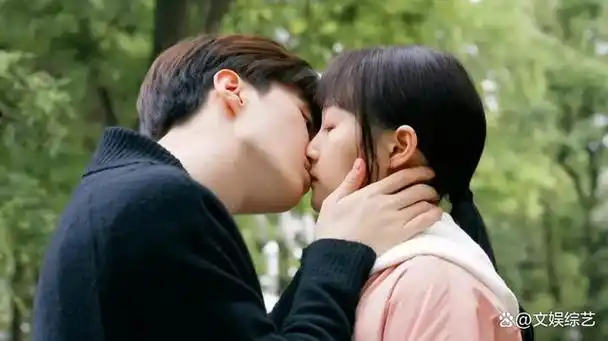 《曾少年》开播,关晓彤和范丞丞吻戏引热议,娱乐圈该如何看待?