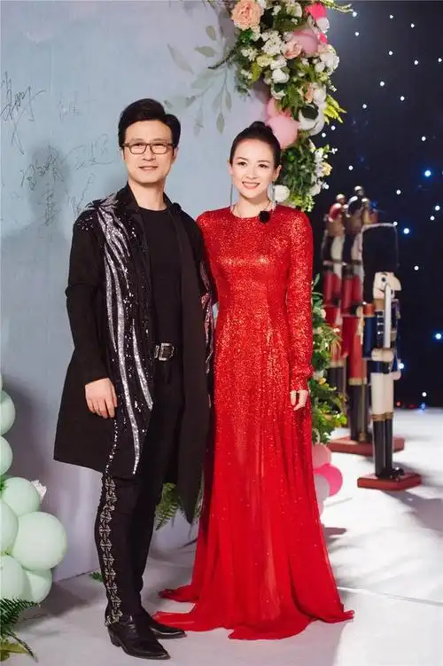 个二胎,然后一只手牵着一个孩子,带着他们一起参加自己和汪峰的婚礼