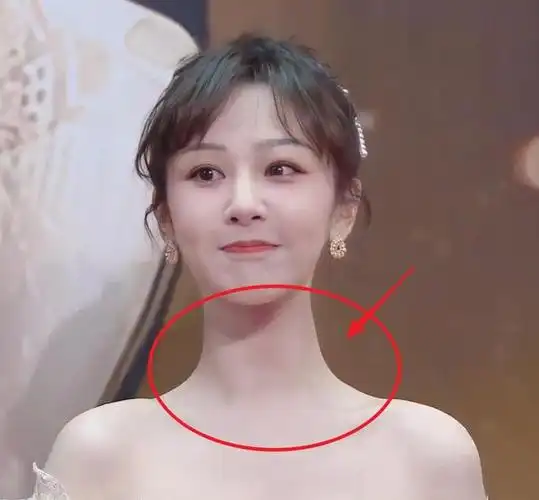 杨紫现实中长相如何?参加红毯被路人用镜头拍下,瞬间懂了