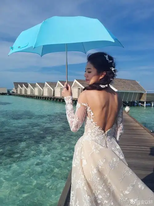 安以轩晒婚纱花絮照 性感大露背小麦色肌肤性感撩人【图】