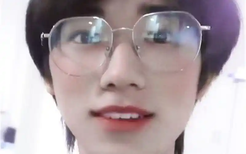 宋亚轩这个手部动作一看平时没少戴眼镜_哔哩哔哩 (゜-゜)つロ 干杯