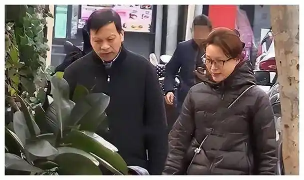 董卿带娃引争议富豪老公欠款九亿隐居美国逃债