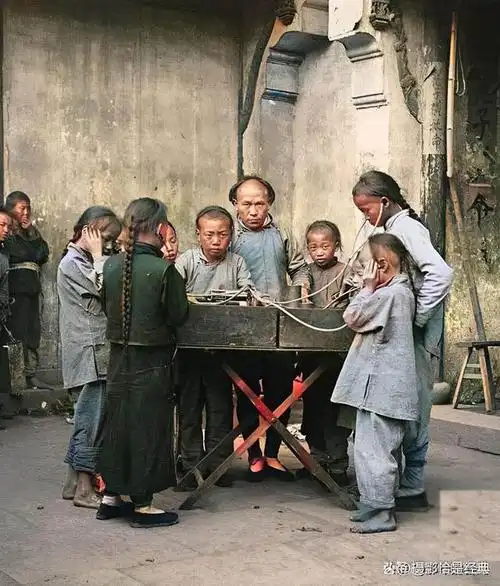 晚清上色老照片有骑驴出门的满族女子有被打屁股的男子