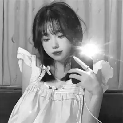 真人女生头像可爱呆萌黑白图片
