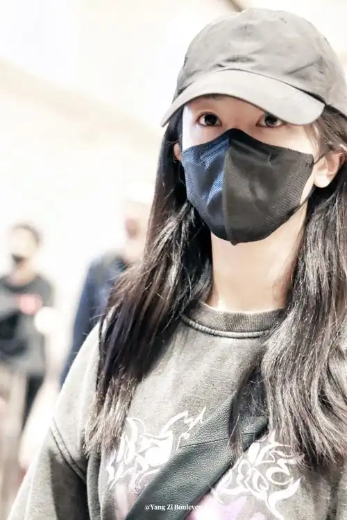 杨紫打卡爱在日落黄昏时取景地##杨紫回国机场图