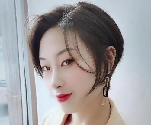 中年国字脸女士适合的刘海短发 - 发型设计 - 辣妈营