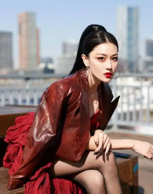 张馨予红裙 皮衣是什么神仙搭配啊!