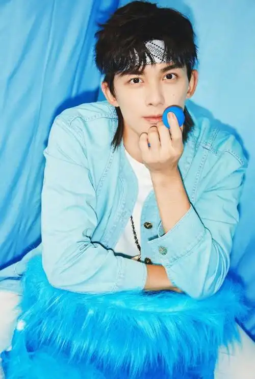 吴磊盛夏未来宣传照太少年牛仔衬衫还能穿出新鲜感真养眼