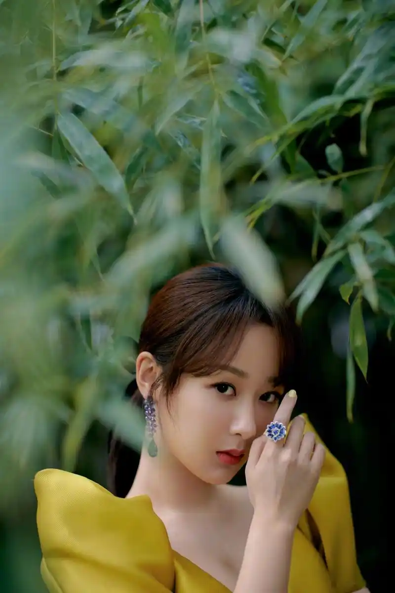 杨紫 一袭芥黄阔肩袖长裙优雅动人,置身竹林之镜,探寻光影,坚韧如初.