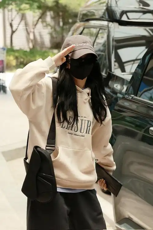 kimjisoo超话#金智秀新专me#230618 金浦机场入境 饭拍高清/预览 8pcr